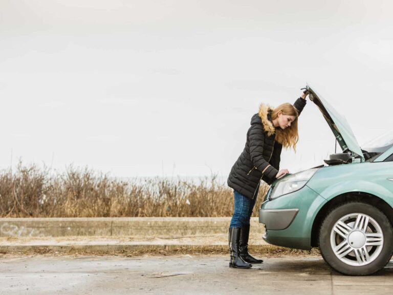 Femme regardant batterie voiture